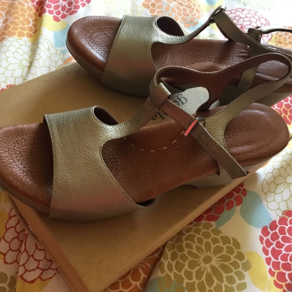 NIB gentle souls by Kenneth Cole sandals - Picture 6 of 8